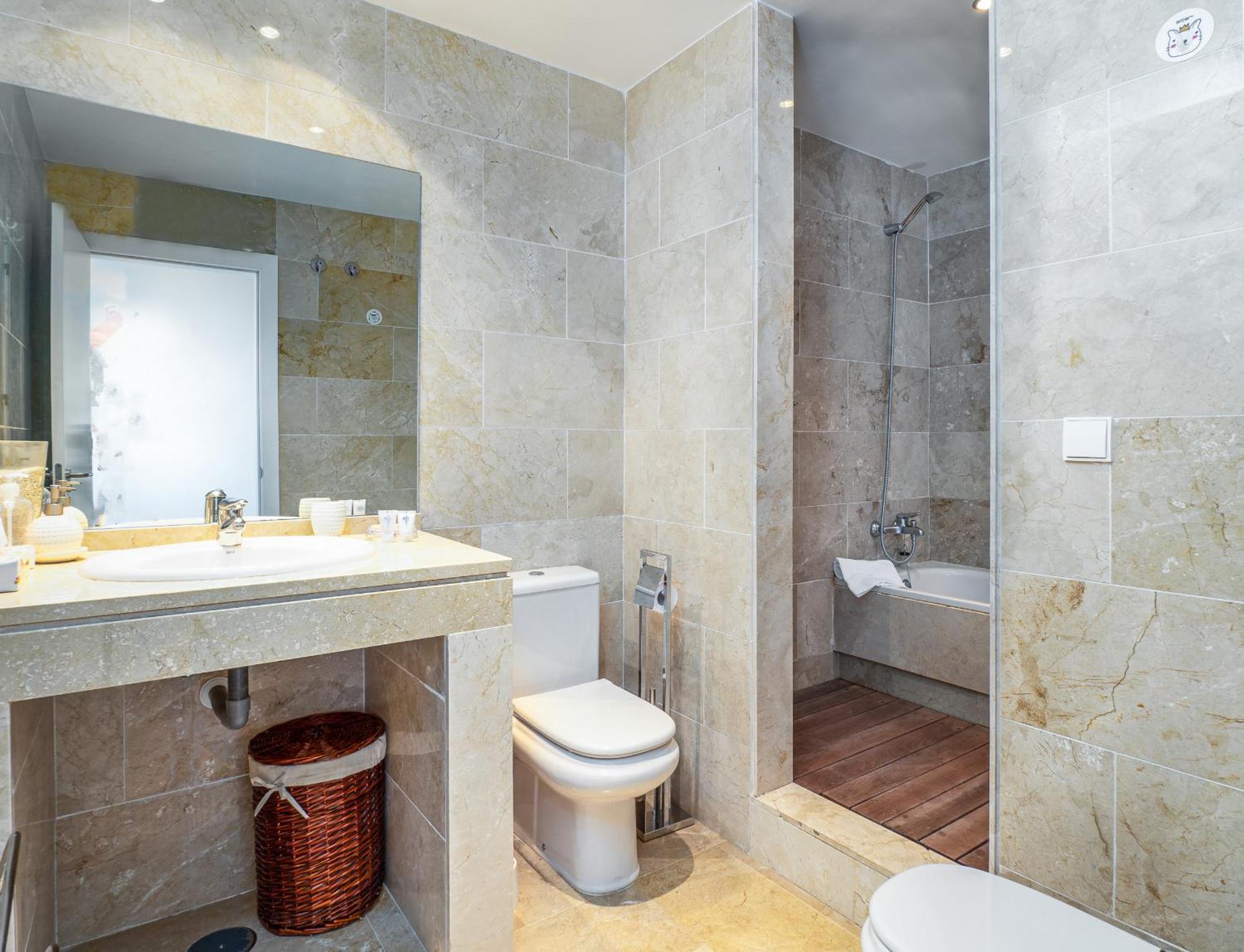 2055-Superb 2Bedrooms Apt, Gibraltar And Sea View Манилва Екстериор снимка